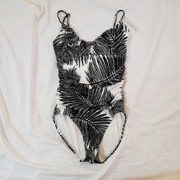 ● Vince Camuto | One Piece Swimsuit. - Picture 2 of 13